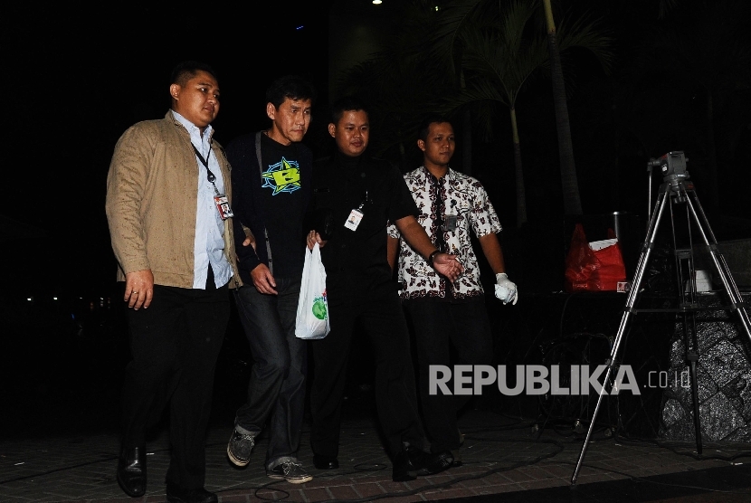  Presiden Direktur PT Agung Podomoro Land Ariesman Widjaja (kedua kiri) berjalan saat menyerahkan diri ke Gedung KPK, Jakarta, Jumat (1/4) malam. (Republika/Tahta Aidilla)