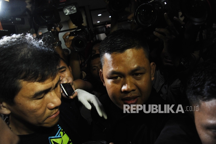 Presiden Direktur PT Agung Podomoro Land Ariesman Widjaja (kedua kiri) berjalan saat menyerahkan diri ke Gedung KPK, Jakarta, Jumat (1/4) malam. (Republika/Tahta Aidilla)