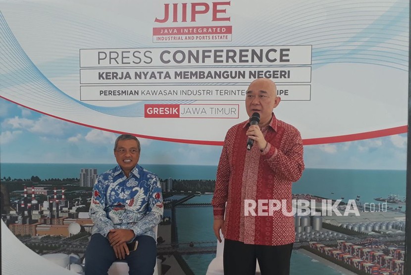 Presiden Direktur PT AKR Corporindo TBK, Haryanto (kanan) dan Direktur Teknik dan Teknologi Informasi Pelindo III Husein Latief memberikan keterangan pers terkait peresmian Java Integrated Industrial and Ports Estate (JIIPE) di Gersik, Jawa Timur, Jumat (9/3).