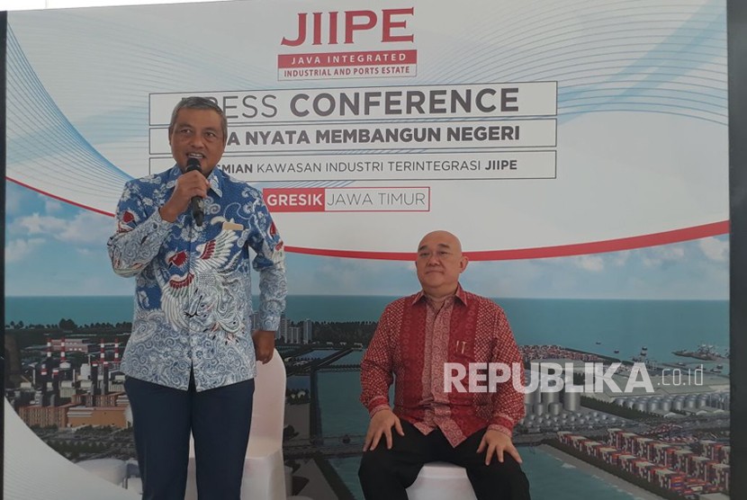 Presiden Direktur PT AKR Corporindo TBK, Haryanto (kanan) dan Direktur Teknik dan Teknologi Informasi Pelindo III Husein Latief memberikan keterangan pers terkait peresmian Java Integrated Industrial and Ports Estate (JIIPE) di Gersik, Jawa Timur, Jumat (9/3).