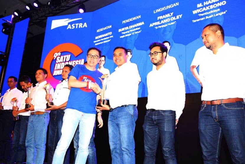 Presiden Direktur PT Astra International Tbk Prijono Sugiarto menyerahkan piala kepada salah satu penerima apresiasi 9th SATU Indonesia Awards 2018, Azza Aprisaufa (Teknologi – Aceh) (ketiga kanan) pada malam puncak IdeaFest 2018 di Jakarta (27/10).