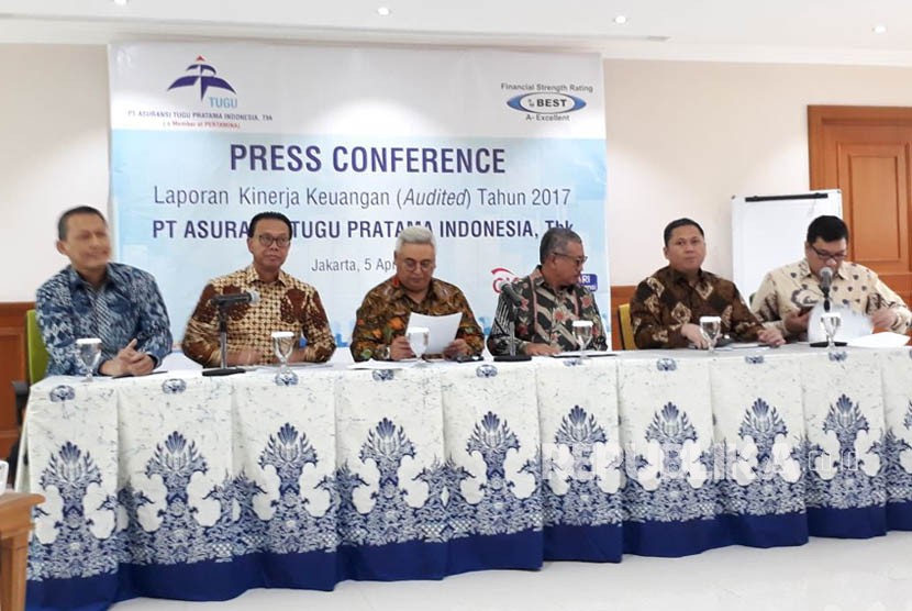 Presiden Direktur PT Asuransi Tugu Pratama Indonesia Tbk Indra Baruna (tengah) bersama direksi PT ATPI.
