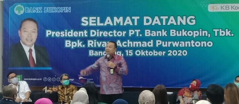 Presiden Direktur PT Bank Bukopin Tbk Rivan Achmad Purwantono melakukan kunjungan ke Bank Bukopin Jln Asia Afrika Kota Bandung belum lama ini