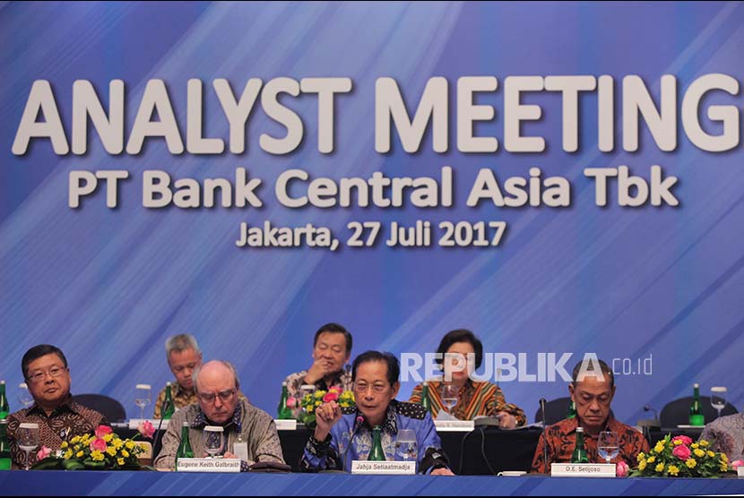 Presiden Direktur PT Bank Central Asia  (BCA) Jahja Setiaatmadja (ketiga kiri) bersama Wakil Presiden Direktur BCA Eugene Keith Galbraith (kedua kiri), Presiden Komisaris BCA D.E. Setijoso (kanan) dan Direktur BCA Subur Tan ( kiri) memberikan keterangan kepada media tentang Laporan Keuangan Semester I 2017 BCA di Jakarta, Kamis (27/7). 