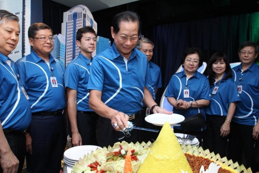 Presiden Direktur PT Bank Central Asia Tbk (BCA) Jahja Setiaatmadja disaksikan jajaran manajemen BCA melakukan pemotongan tumpeng sebagai ungkapan syukur memperingati HUT ke-60 BCA.