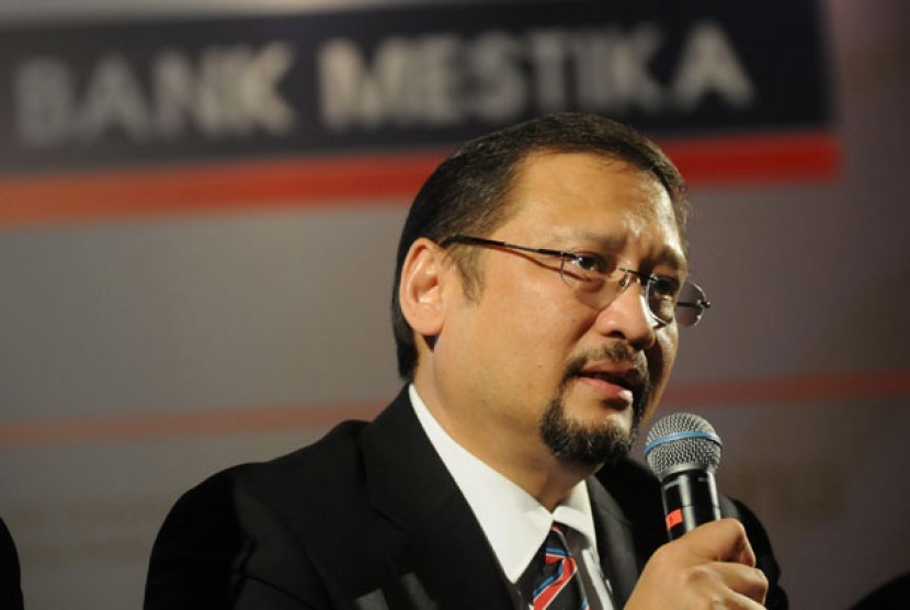  Presiden Direktur PT Bank Mestika Tbk Achmad S Kartasasmita memberikan keterangan pers dalam 