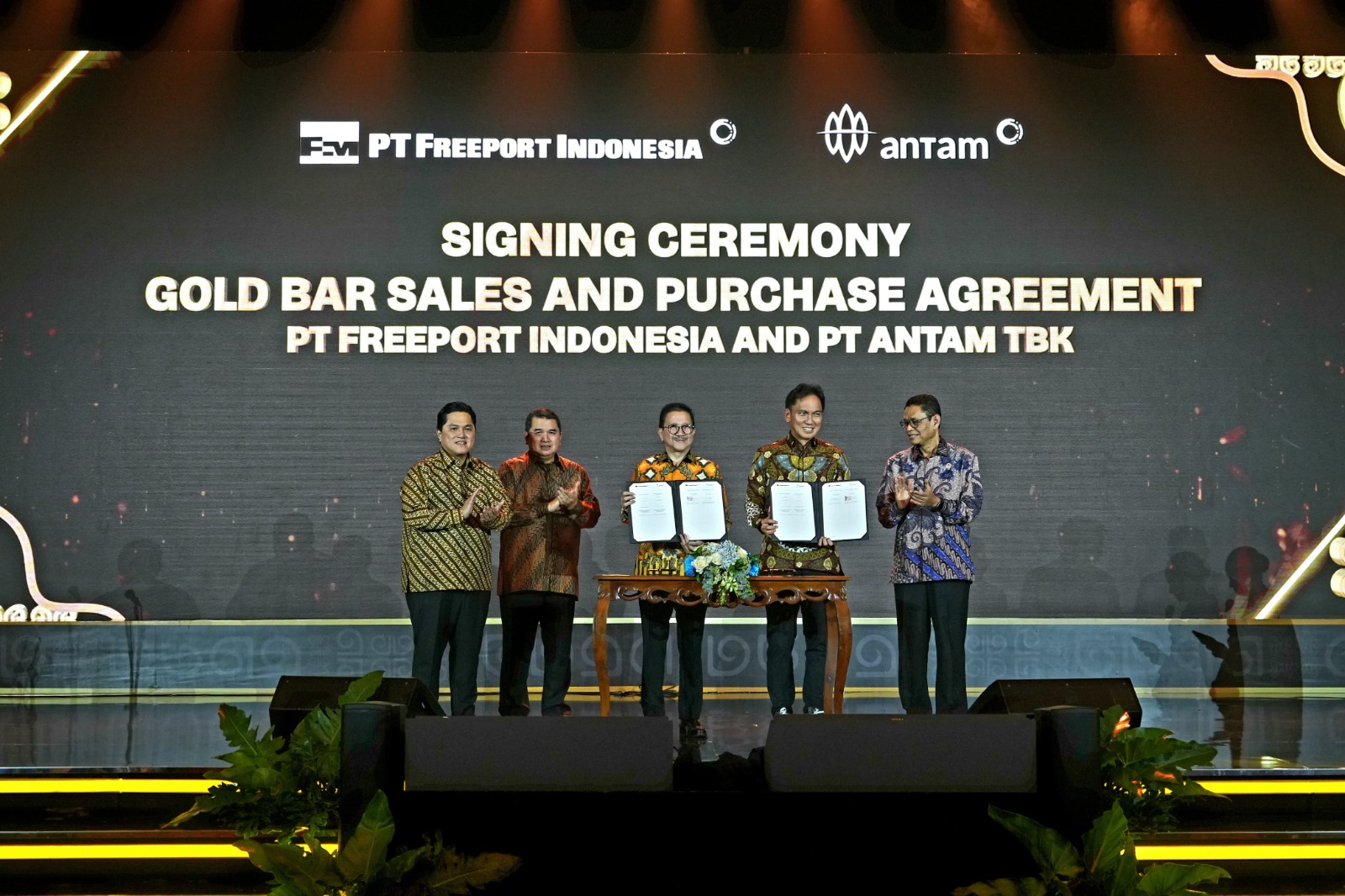 Presiden Direktur PT Freeport Indonesia (PTFI) Tony Wenas dan Direktur Utama PT Aneka Tambang Tbk (Antam) Nico Canter menandatangani perjanjian jual beli emas dengan kadar kemurnian 99,99 persen.