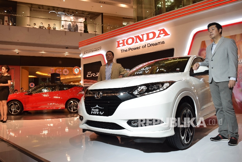 Presiden Direktur PT Honda Prospect Motor, Tomoki Uchida (kedua kanan) bersama Direktur Marketing & Purnajual PT Honda Prospect Motor (HPM) Jonfis Fandy (kanan) saat peluncuran New Honda HR-V dan CR-Z di Jakarta, Selasa (8/3). 