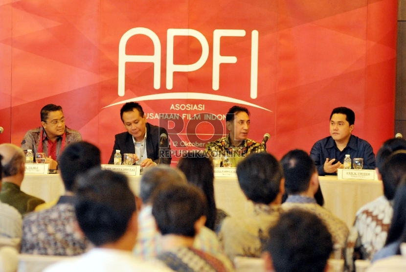  Presiden Direktur PT Mahaka Media Erick Thohir (kanan) dan sejumlah pelaku industri perfilman nasional saat peresmian Asosiasi Perusahaan Film Indonesia (APFI) di Jakarta, Senin (12/10).   (Republika/Rakhmawaty La'lang)