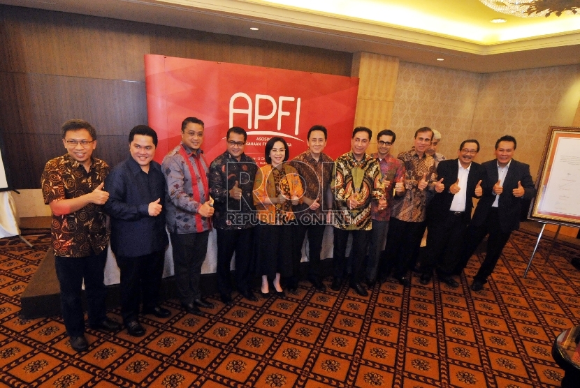Presiden Direktur PT Mahaka Media Erick Thohir (kanan) dan sejumlah pelaku industri perfilman nasional saat peresmian Asosiasi Perusahaan Film Indonesia (APFI) di Jakarta, Senin (12/10). Pendirian APFI ini bertujuan untuk meningkatkan kualitas dan kreativi