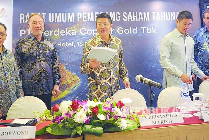 Presiden Direktur  PT Merdeka Copper Gold (MDKA)Tbk Tri Boewono (tengah) bersama dewan direksi usai RUPST di Jakarta, Selasa (18/6). MDKA berencana melakukan pembelian kembali saham yang telah dikeluarkan (buyback)