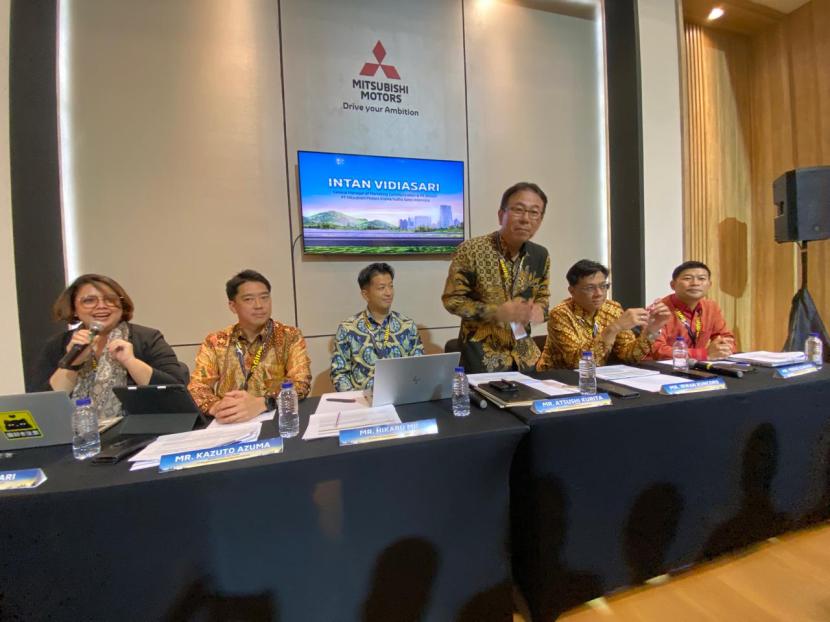 Presiden Direktur PT MMKSI Atsushi Kurita bersama jajaran direksi MMKSI saat jumpa pers di Booth Mitsubisi di GIIAS 2024 ICE BSD Tangerang, Kamis (1/7/2024).