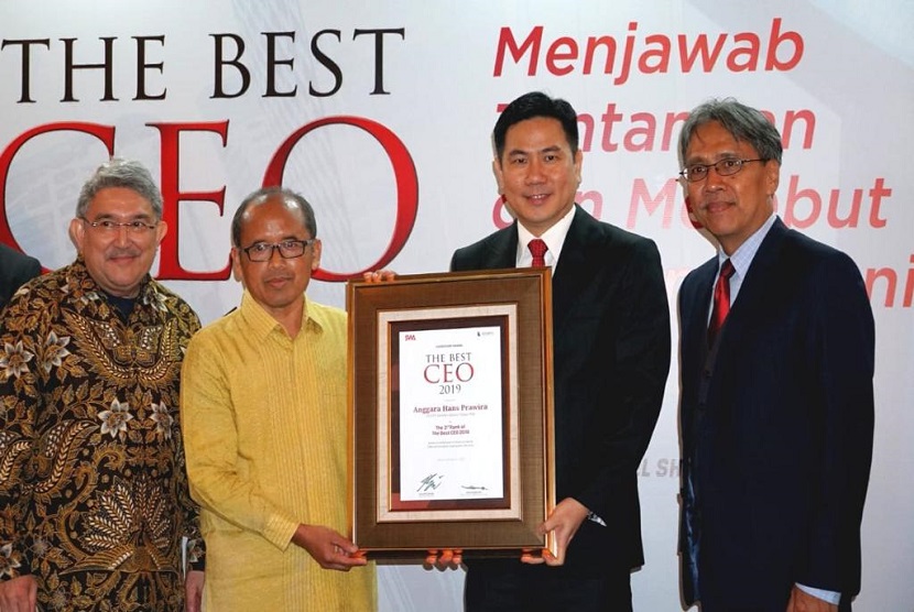 Presiden Direktur PT Sumber Alfaria Trijaya Tbk (Alfamart), Anggara Hans Prawira, mendapatkan penghargaan Best CEO 2019 oleh SWA di Shangri La Hotel Jakarta, Kamis (13/2).