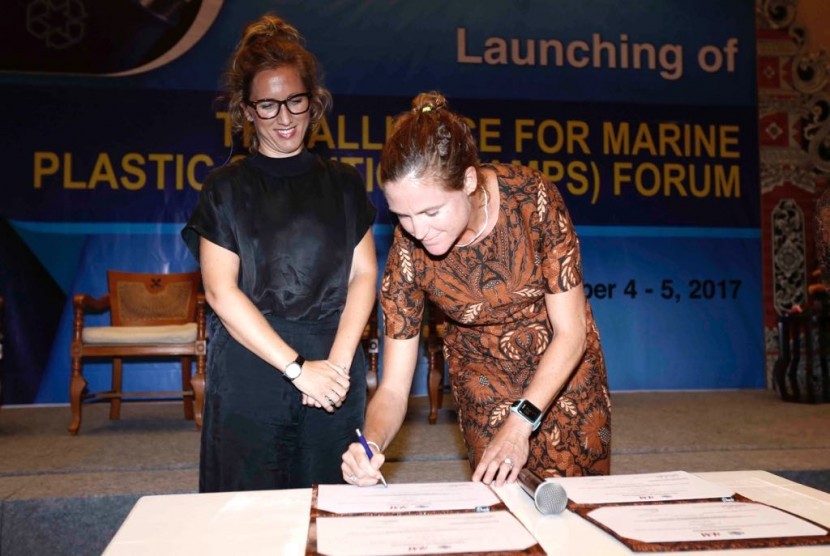 Presiden Direktur PT Tirta Investama (Danone AQUA) Corine Tap dan Country Manager Production, H&M Indonesia Jessica Vilhelmsson menandatangani komitmen kerja sama proyek 