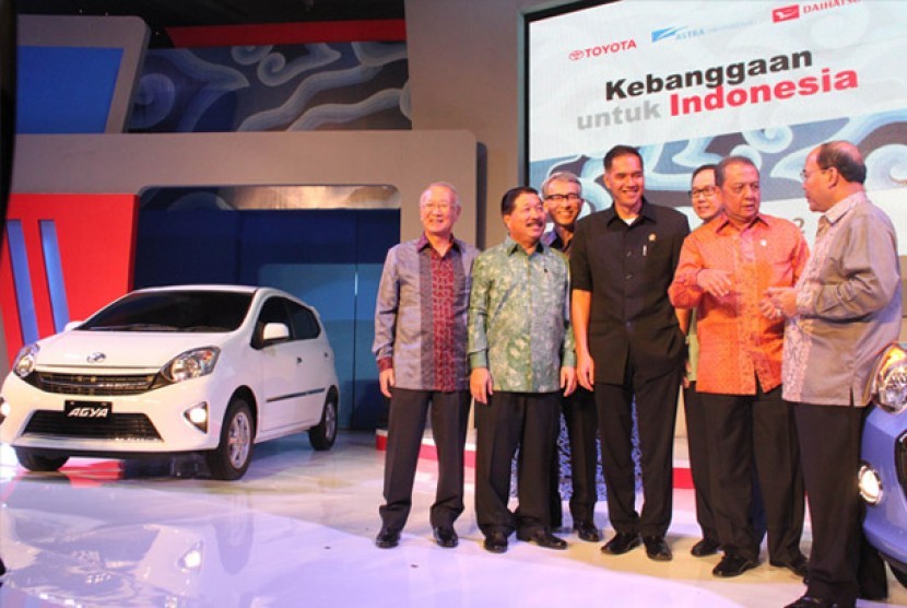 Presiden Direktur PT Toyota Astra Motor (TAM) Johnny Darmawan (2 kiri) bersama Executive Vice President Toyota Motor Corporation Yukitoshi Funo (3 kiri) berbincang bersama Menteri Perindustrian MS Hidayat (2 kanan), Menteri Perdagangan Gita Wirjawan, (4 ki