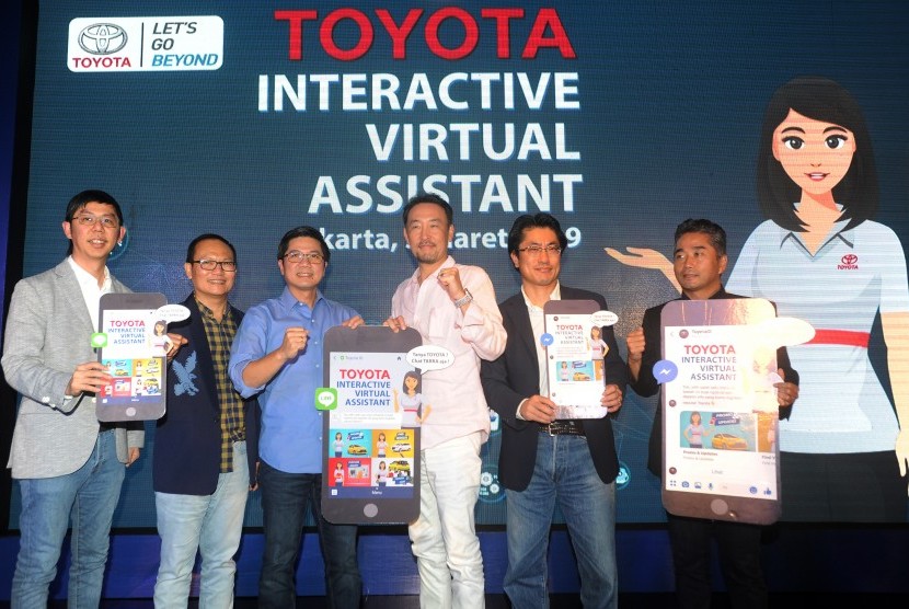 Layanan Digital Toyota: Presiden Direktur PT Toyota-Astra Motor (TAM) Yoshihiro Nakata (ketiga kanan) dan Wakil Presiden Direktur TAM Henry Tanoto (ketiga kiri) bersama jajaran Direksi TAM Anton Jimmi Suwandi (kiri), Darmawan Widjaja, (kedua kiri), Kazunori Minamide (kedua kanan) dan Keijiro Inada (kanan), meluncurkan aplikasi Toyota Virtual Interactive Assistant (TARRA), di Jakarta, Selasa (5/3/2019).