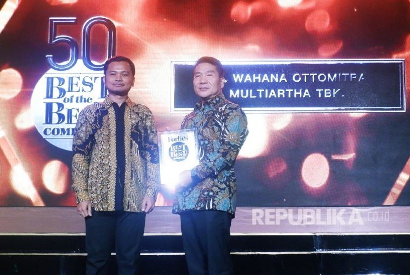 Presiden Direktur PT Wahana Ottomitra Multiartha Tbk (WOM Finance), Djaja Suryanto Sutandar menerima penghargaan Best of the Best 2018 Award dari Senior Editor Majalah Forbes Indonesia Yessar Rosendar pada 29 November 2018..