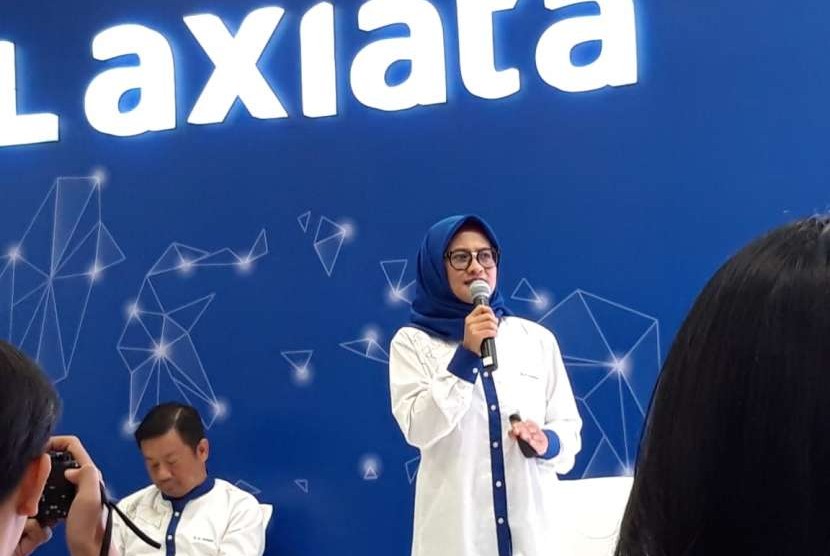 Presiden Direktur PT XL Axiata Tbk Dian Siswarini memberi penjelasan Penawaran Umum Berkelanjutan (PUB) II Sukuk Ijarah Tahap I dan PUB I Obligasi Tahap I 2018 di kantor XL Axiata, Jakarta pada Kamis (13/8). 