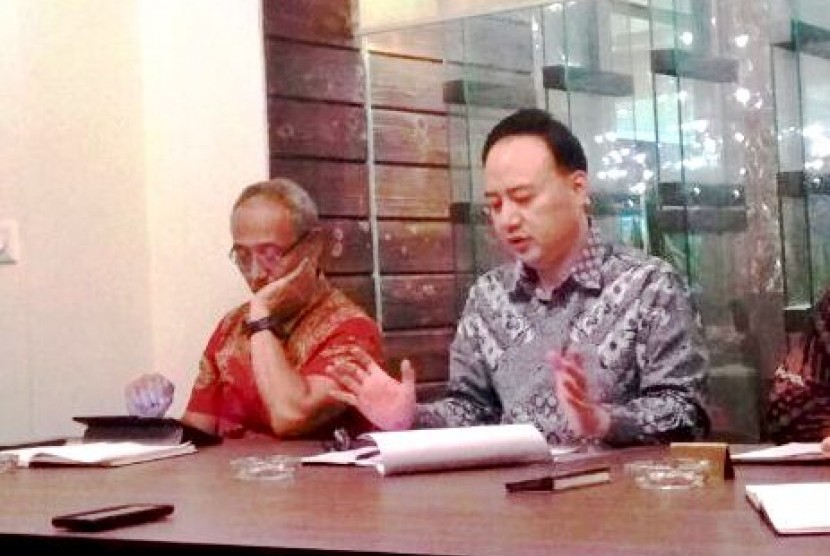 Presiden Direktur Samindo Resources Kim Jung Gyun (kanan) didampingi Direktur Independen Samindo Resources Ahmad Saleh, menjelaskan rencana ekspansi bisnis kepada awak media, di Jakarta, Rabu (26/7). 