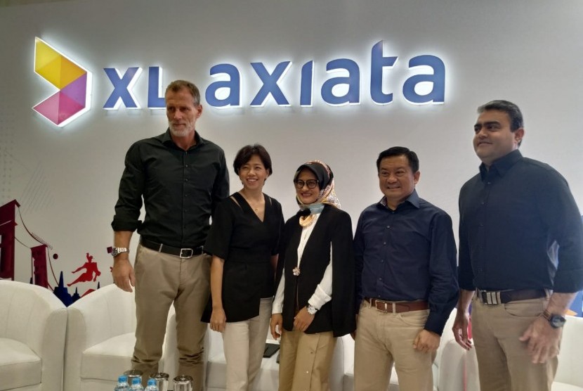 Presiden Direktur XL Axiata Dian Siswarini (tengah) dalam Paparan Publik Rapat Umum Pemegang Saham (RUPS) Tahunan XL Axiata di kantornya, Jakarta, Senin (29/4). 