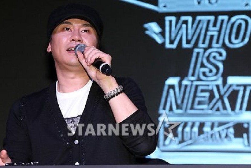 Presiden Direktur YG Entertainment Yang Hyun Suk memperkenalkan calon personel WIN 
