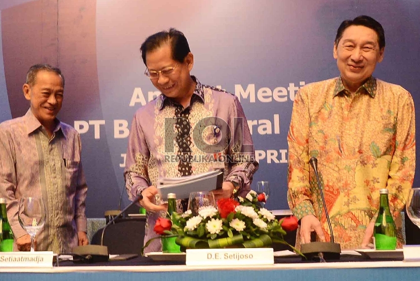 Presiden Dirketur BCA Jahja Setiatmadja (tengah), Presiden Komisaris BCA D.E Setijoso (kiri), dan Komisaris BCA Tonny Kusnadi berbincang disela-sela paparan kinerja di Jakarta, Rabu (29/4). (Republika/ Yasin Habibi)