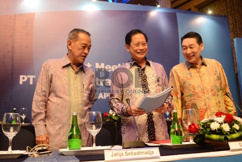 Presiden Dirketur BCA Jahja Setiatmadja (tengah), Presiden Komisaris BCA D.E Setijoso (kiri), dan Komisaris BCA Tonny Kusnadi berbincang disela-sela paparan kinerja di Jakarta, Rabu (29/4). (Republika/ Yasin Habibi)