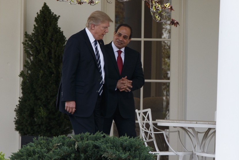 Presiden Donald Trump berjalan bersama Presiden Mesir Abdel Fattah al-Sisi di Gedung Putih di Washington, AS.