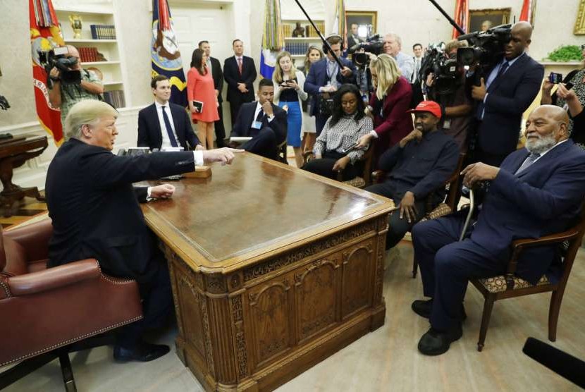 Presiden Donald Trump bertemu dengan rapper Kanye West, Jumat (12/10), di Gedung Putih.