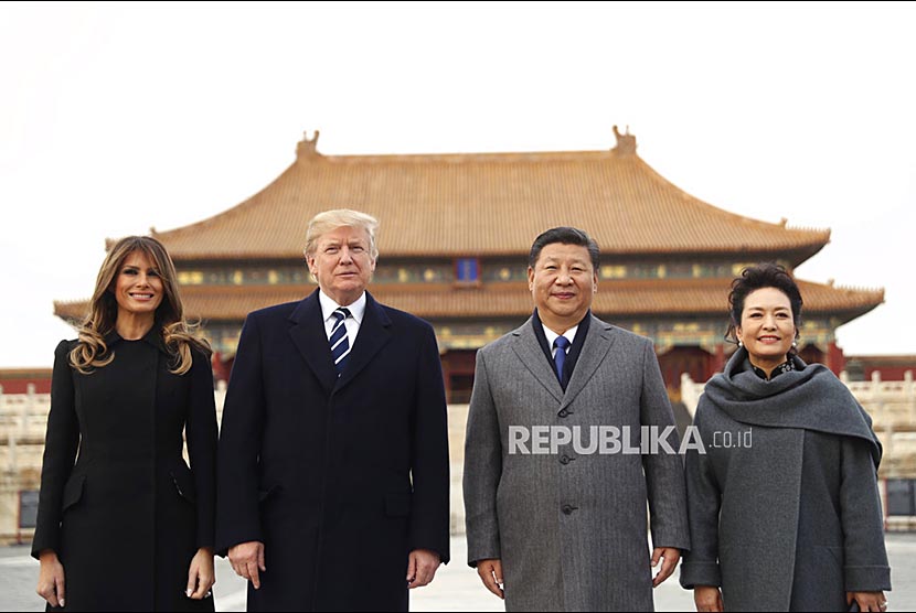 Donald Trump (kanan) bersama Xi Jinping (kiri)