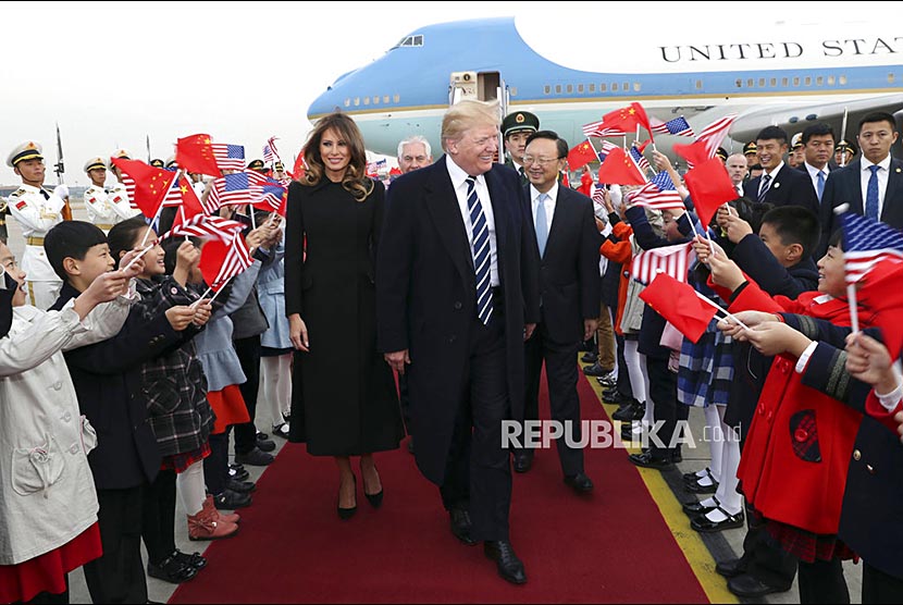 Presiden Donald Trump dan ibu negara Melania Trump tiba di bandara Beijing, Rabu (8/11)