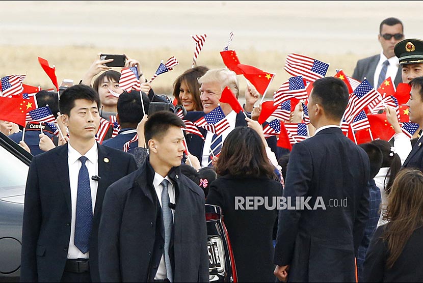 Presiden Donald Trump dan ibu negara Melania Trump tiba di bandara Beijing, Rabu (8/11)