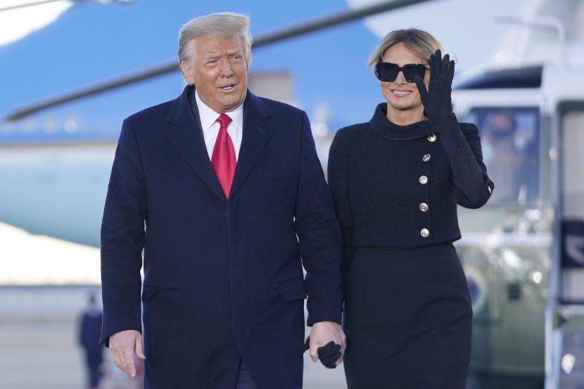 Presiden Donald Trump dan ibu negara Melania Trump tiba dengan Marine One sebelum menaiki Air Force One di Pangkalan Angkatan Udara Andrews, Md., Rabu, 20 Januari 2021.