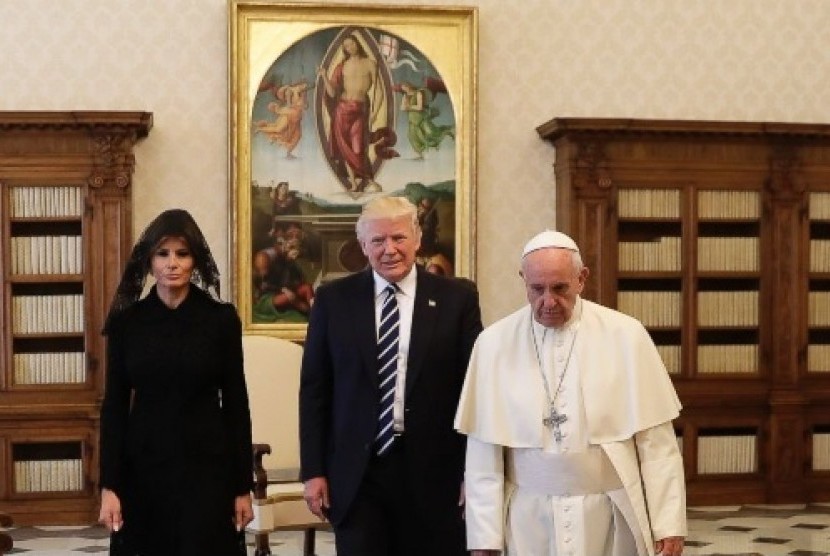 Presiden Donald Trump dan Istri berfoto bersama dengan Paus Francis.