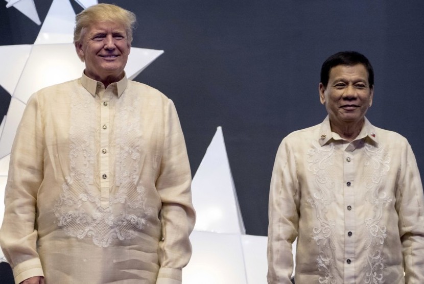 Presiden Donald Trump (kiri) bersama Presiden Filipina, Rodrigo Duterte (kanan)