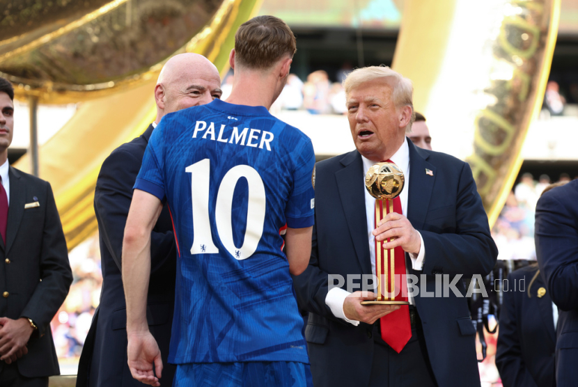 Presiden Donald Trump memberikan trofi Bola Emas kepada Cole Palmer dari Chelsea setelah Chelsea mengalahkan Paris St Germain dalam final Piala Dunia Antarklub di Stadion MetLife di East Rutherford, New Jersey, Senin, 14 Juli 2025 WIB. 