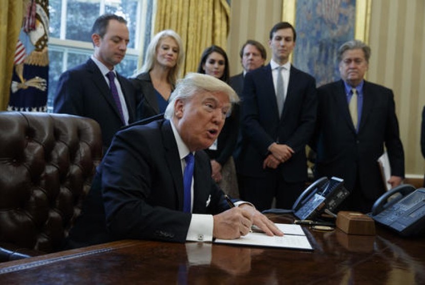 Presiden Donald Trump menandatangani proyek jalur pipa kontroversial Keystone XL, 24 Januari 2017.