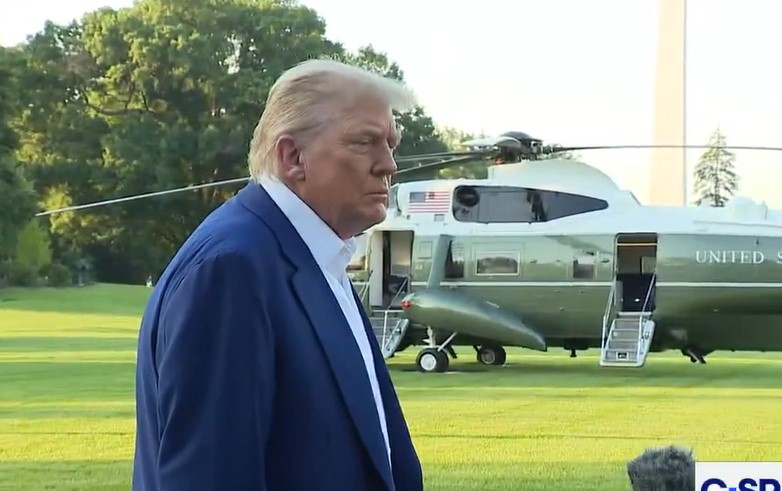 Presiden Donald Trump mengecam pelanggaran gencatan senjata oleh Israel di gedung Putih, Selasa (24/6/2025).