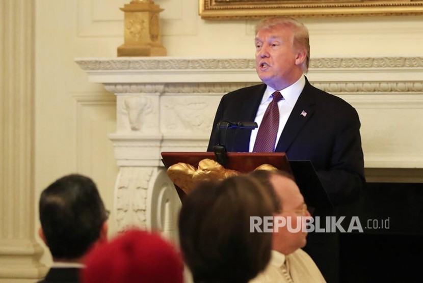 Donald Trump meminta doa para pendukungnya untuk hadapi pemungutan suara pemakzulan. Ilustrasi.