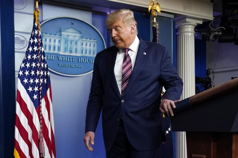  Presiden Donald Trump meninggalkan podium usai berpidato di Gedung Putih, Kamis, 5 November 2020, di Washington.