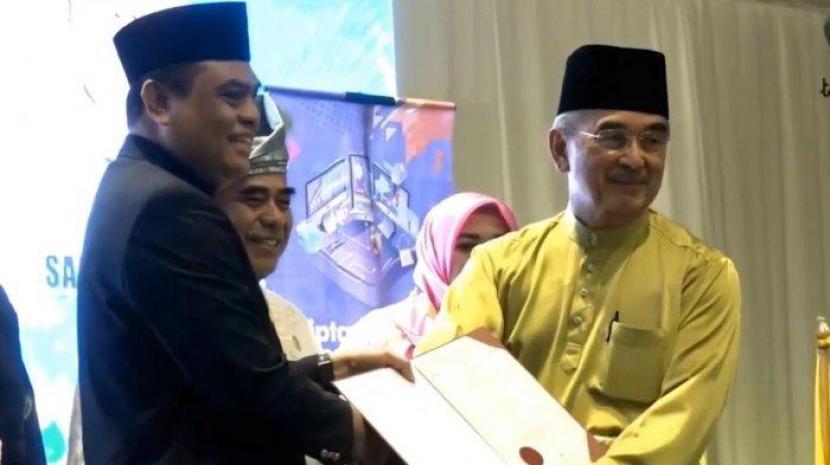 Presiden Dunia Melayu Dunia Islam (DMDI) Tan Sri H M Ali Rustam menyetujui mengangkat Komjen (Purn) H Syafruddin sebagai Wakil Presiden DMDI di Melaya, Malaysia.