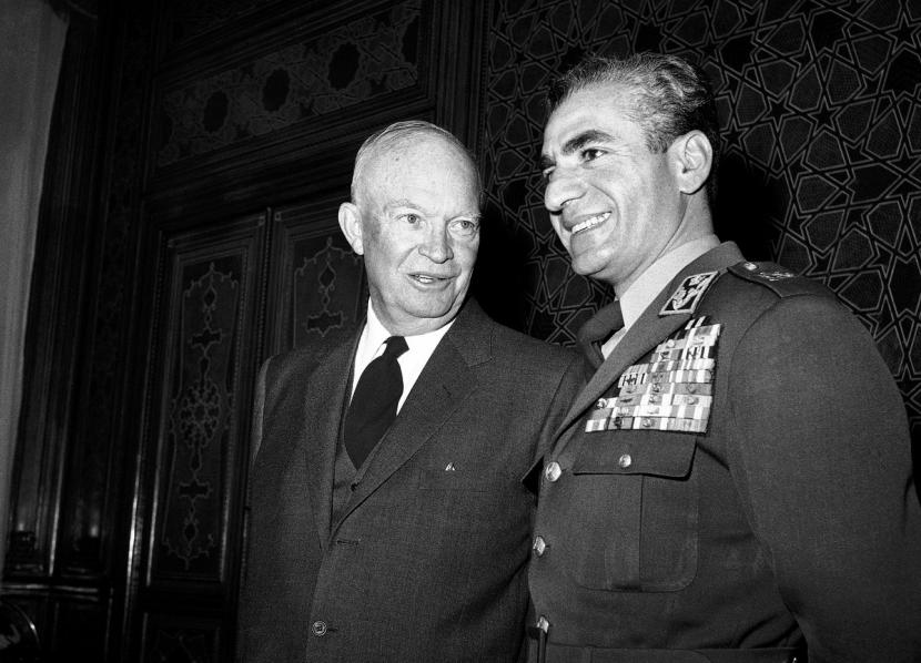 Presiden Eisenhower (kiri) mengunjungi Shah Reza Pahlavi di Teheran pada 1959. AS mulai bekerja dengan Iran untuk meluncurkan program nuklirnya dua tahun sebelumnya dan akan memberi Iran reaktor riset nuklir pertama pada tahun 1960-an di Teheran University.