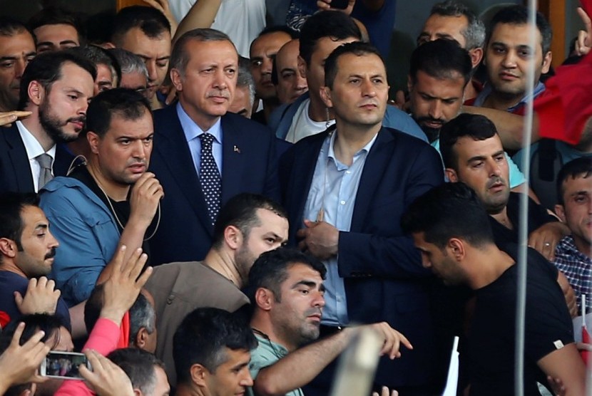 Presiden Erdogan tampak diantara pendukungnya di Bandara Ataturk, Istanbul.
