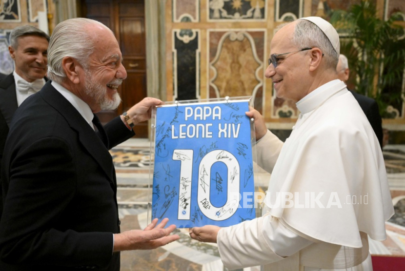 Presiden FC Napoli Aurelio De Laurentiis (kiri) memberikan hadiah kepada Paus Leo XIV berupa kaus Napoli yang ditandatangani oleh seluruh pemain dalam acara kunjungan ke Vatikan, Selasa, 27 Mei 2025. 