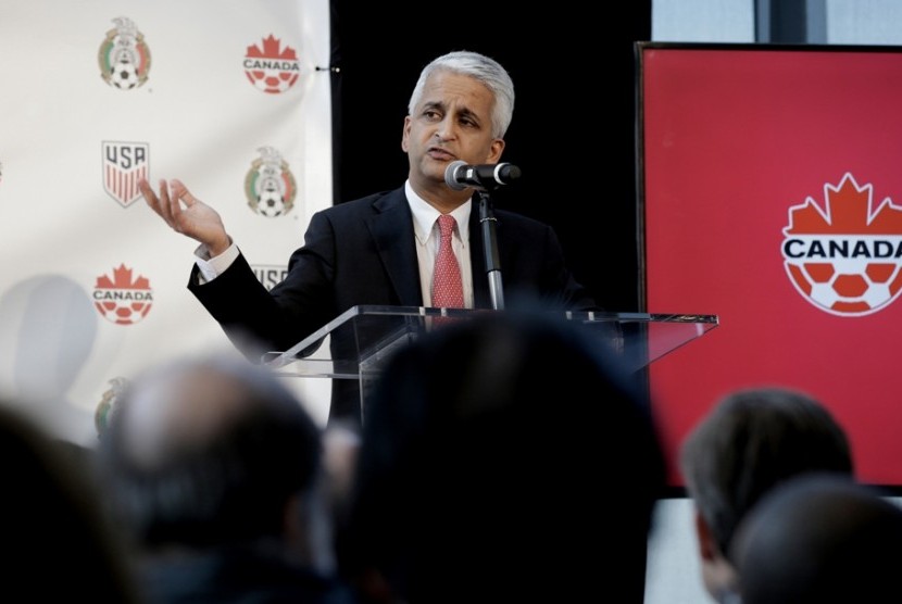 Presiden Federasi Sepak Bola AS Sunil Gulati mengumumkan pengajuan proposal AS, Kanada, dan Meksiko menjadi tuan rumah Piala Dunia 2026, Senin (10/4).