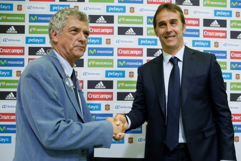 Presiden Federasi Sepak Bola Spanyol (RFEF) Angel Maria Villar (kiri) bersama pelatih baru timnas Spanyol Julen Lopetegui.