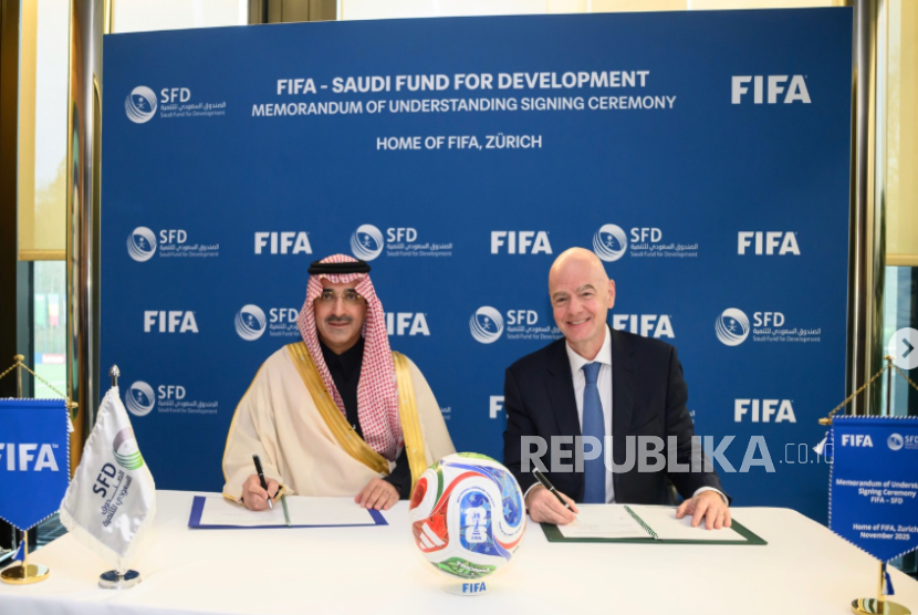 Presiden FIFA Gianni Infantino bersama CEO Saudi Fund for Development Sultan bin Abdulrahman al Marshad menandatangani kesepakatan pembiayaan sebesar 1 miliar dolar AS bagi FIFA untuk membangun stadion di negara negara anggota FIFA, Senin (24/11/2025).