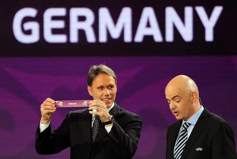 Presiden FIFA Gianni Infantino (kanan) dan Direktur Teknik Marco van Basten.