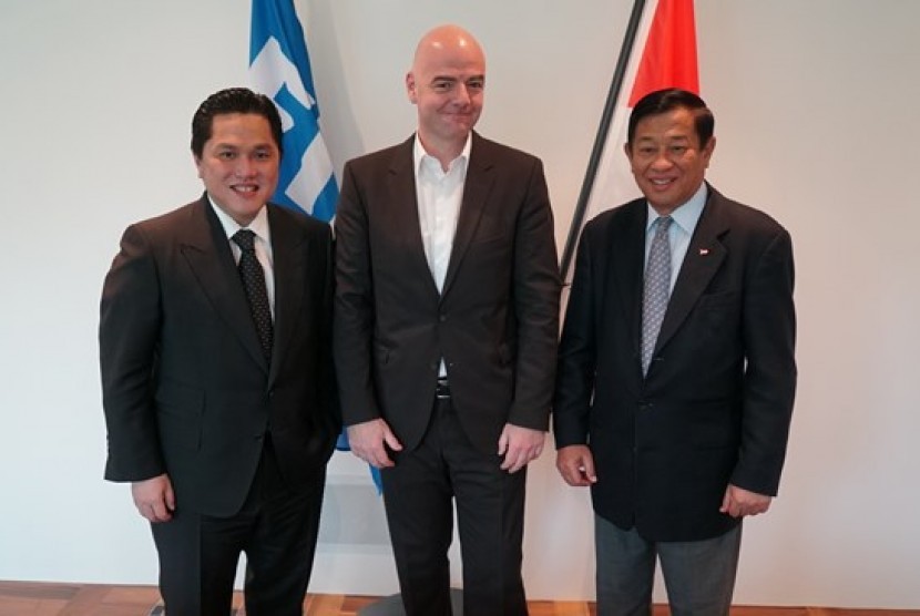 Presiden FIFA Gianni Infantino (tengah) bersama delegasi Indonesia yaitu Ketua KOI Erick Thohir dan Ketua Komite Ad-Hoc Reformasi PSSI Agum Gumelar di Zurich.