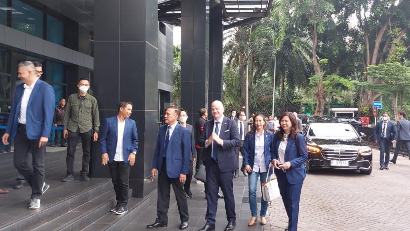 Presiden FIFA Gianni Infantino tiba di Kantor PSSI, GBK Arena, Jakarta, Selasa (18/10/2022).